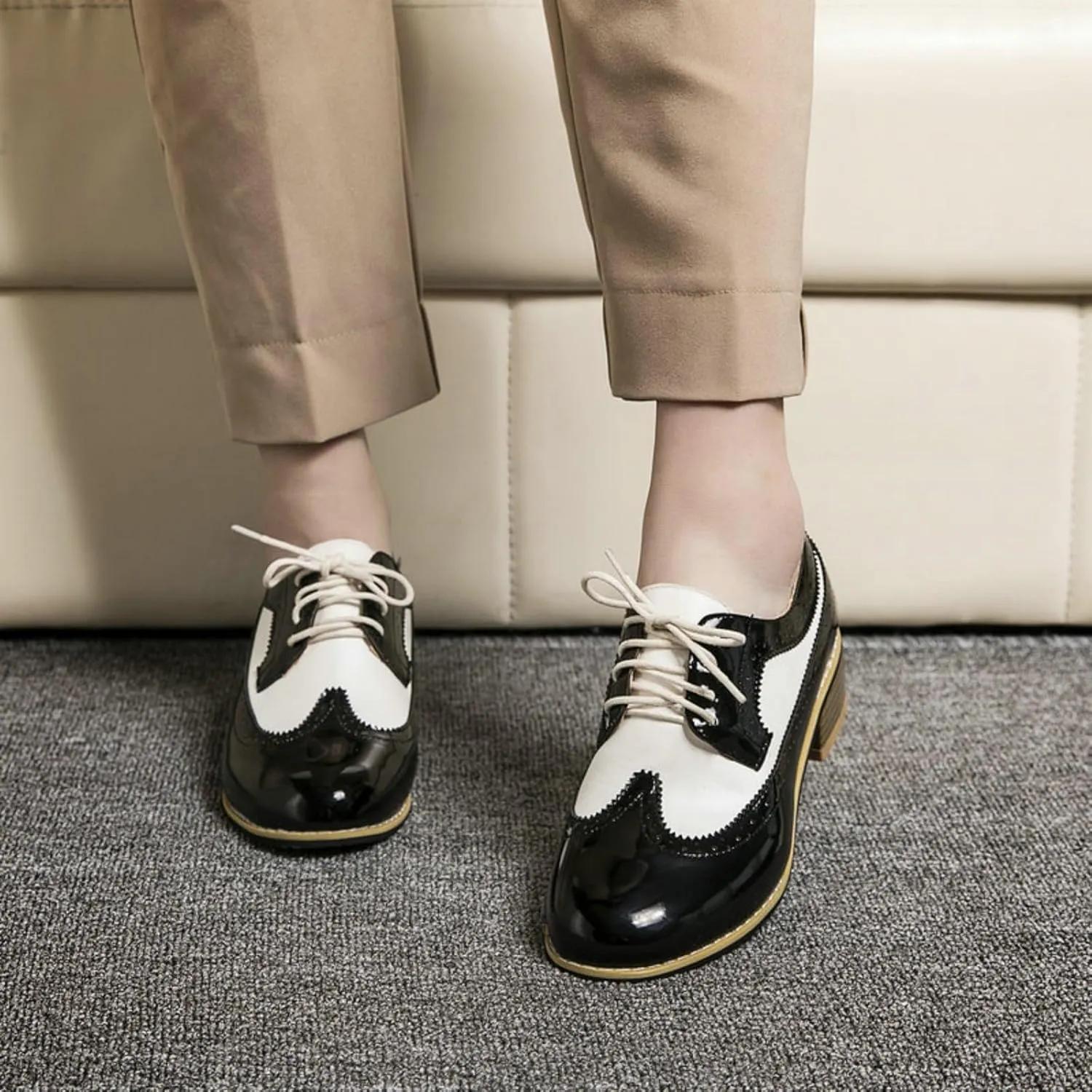Women's Round Toe Lace-Up Leather Perforated Oxfords Fashion Patchwork Low Chunky Heel Block Wingtip Brogues Pumps Classic Retro Derby Saddle Shoes